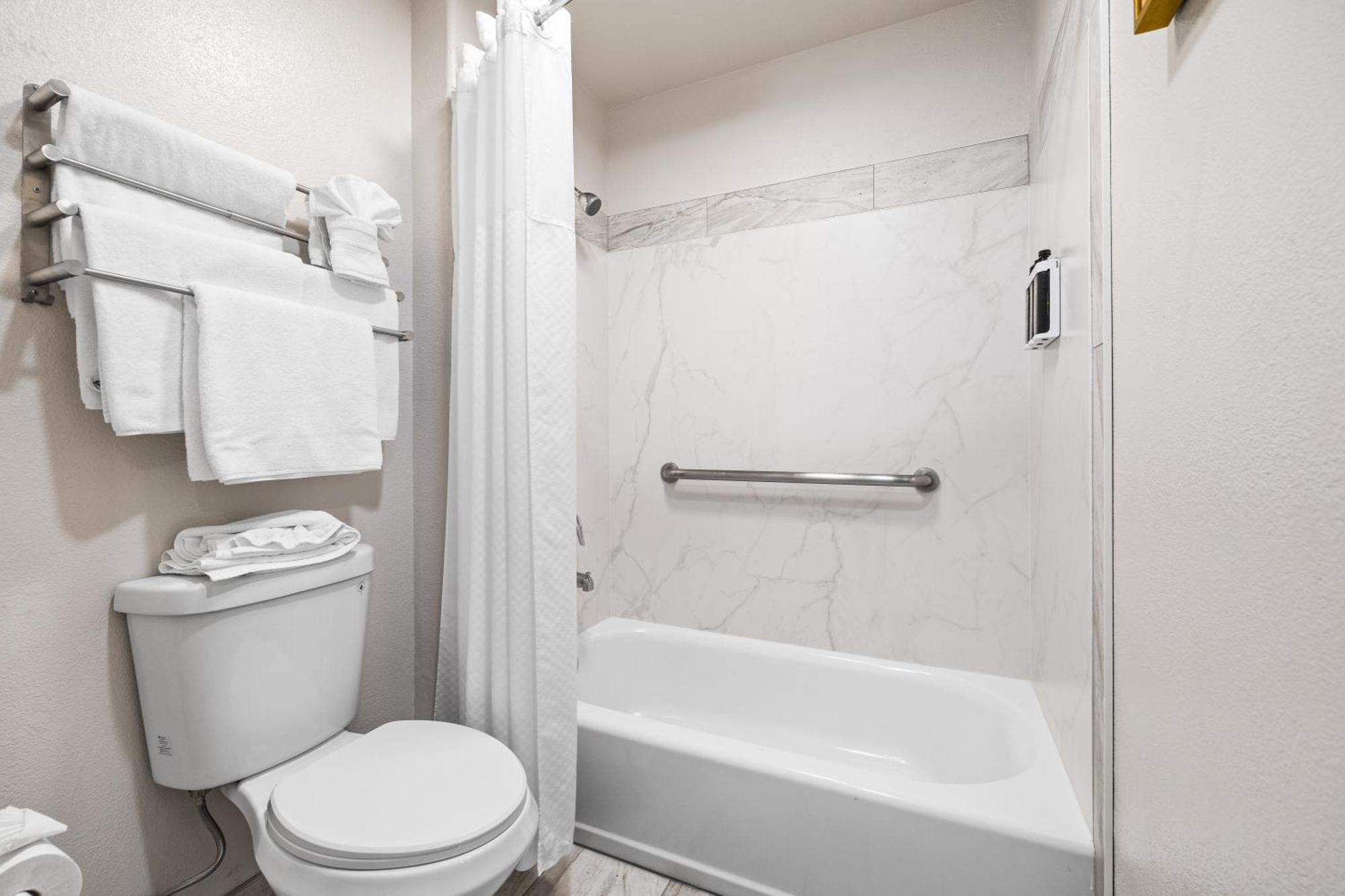 Quadruple Room Two Queen Beds Non Smoking or Pet Friendly,1704924602:JPEG