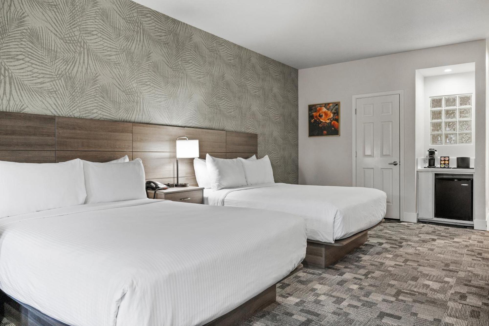 One Room Suite Two Queen Beds Sofa bed Non Smoking,1704924614:JPEG